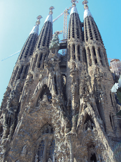 Barcelone est la deuxième ville d'Espagne en termes de population et d'activités, la onzième ville la plus peuplée de l'Union européenne et la sixième en incluant sa banlieue: Plus de 5 millions de personnes vivent dans l'agglomération barcelonaise. La majeure partie des municipalités adjacentes sont en outre rassemblées dans l'Àrea Metropolitana de Barcelona.