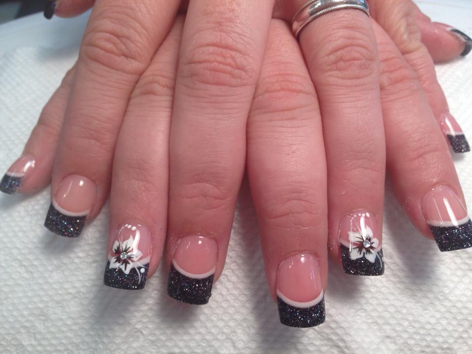 маникюр черный светоотражающий френч. черный светоотражающий маникюр. чёрный френч с втиркой маникюр. маникюр черный светоотражающий френч. черный маникюр со светоотражающим френчем.