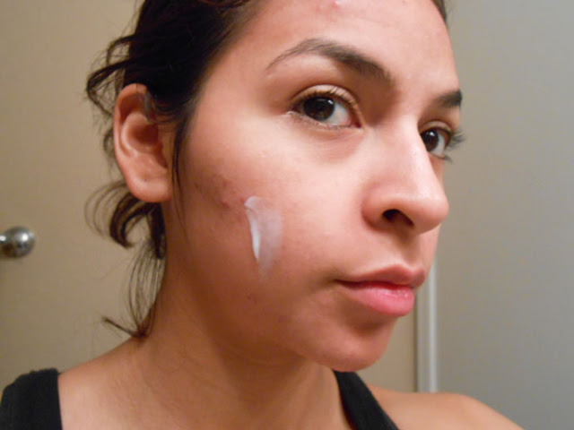 Probando la crema humectante facial.