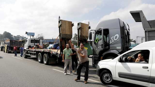 Caminhoneiros criticam sindicatos e dizem que continuarão parados