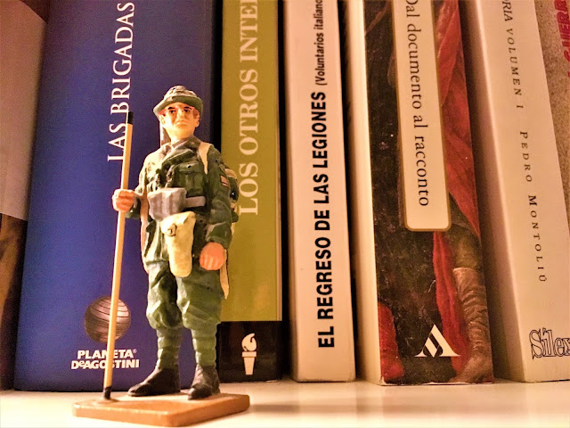 Esta figura de un soldado italiano me la regaló el propio José Luis de Mesa, cuando acudí a su casa para entrevistarle sobre su libro El regreso de las legiones. También me regaló el libto Los otros internacionales - Está siempre presente en mi colección de libros sobre la Guerra Civil Española - Álvaro García Esta figura de un soldado italiano me la regaló el propio José Luis de Mesa, cuando acudí a su casa para entrevistarle sobre su libro El regreso de las legiones. También me regaló el libto Los otros internacionales - Está siempre presente en mi colección de libros sobre la Guerra Civil Española - Álvaro García