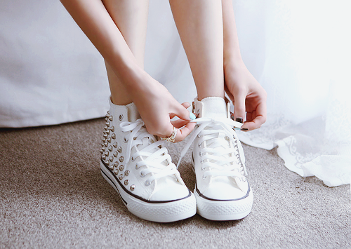 converse bianche alte borchie 500