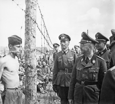 Himmler_besichtigt_die_Gefangenenlager_in_Russland._Heinrich_Himmler_inspects_a_prisoner_of_war_camp_in_Russia%252C_circa..._-_NARA_-_540164.jpg