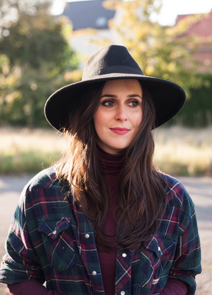 outfit: wide brim hat, plaid shirt layered over turtleneck
