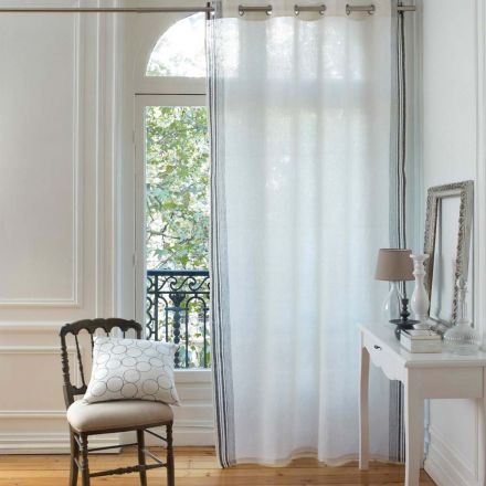 rideau qui laisse passer la lumière