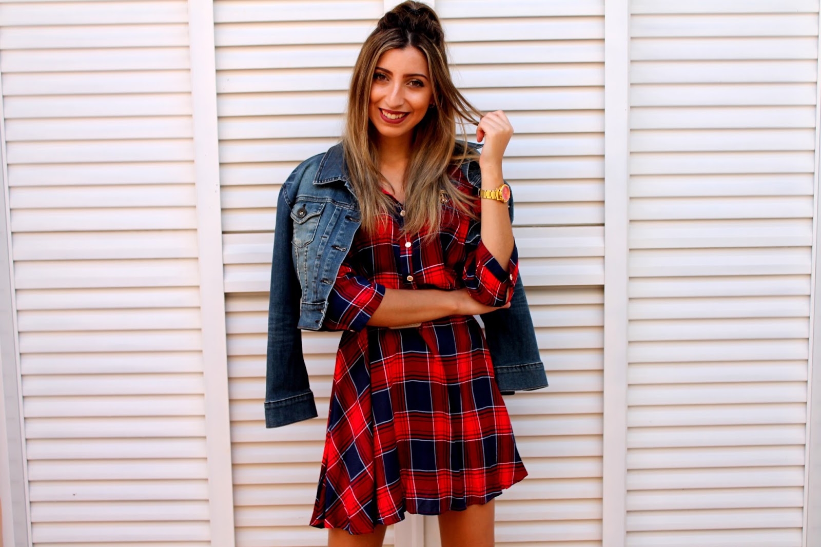 vestido xadrez com jaqueta jeans