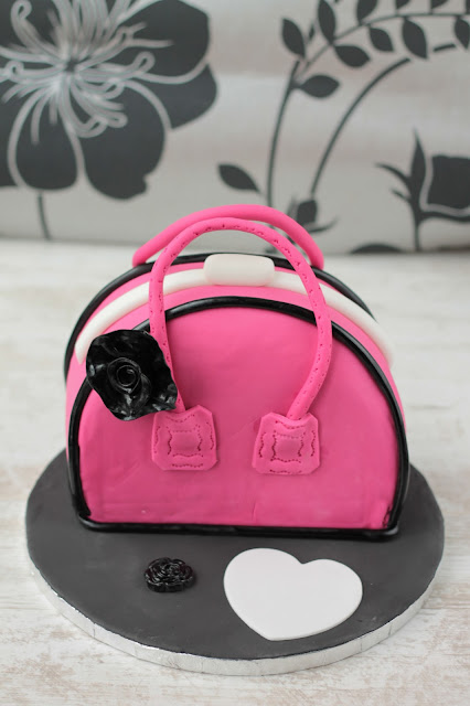 Handbag Cake, this step by step tutorial will guide you through carving and decoarating this showstopper cake. www.goodfoodshared.blogspot.com