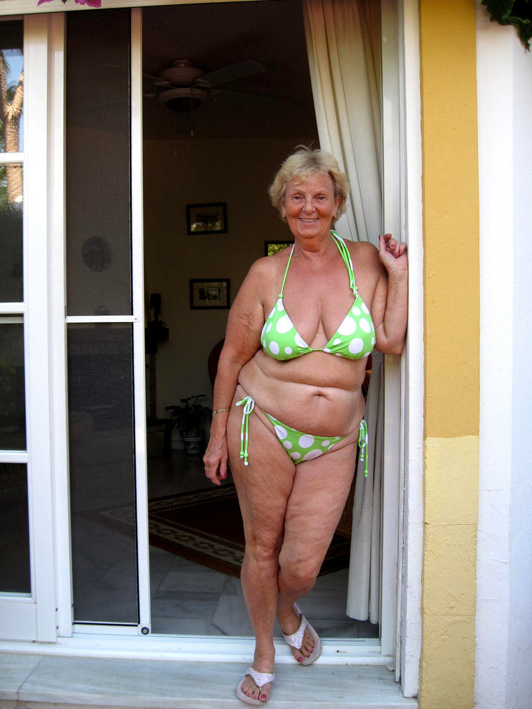 GILFs and matures fotos: Sweet grannies in bikini.