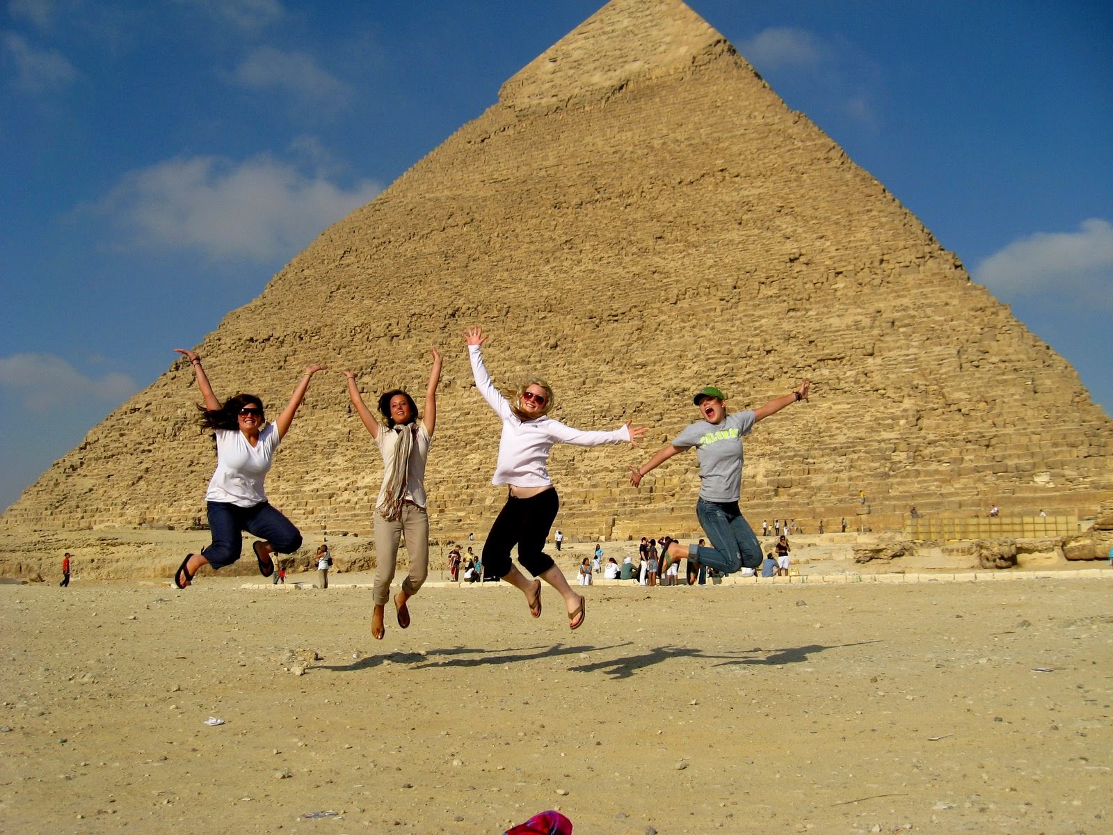 Куча пирамид. Пирамида Хеопса экскурсия. Шарм-Эль-Шейх пирамиды. Пирамида Хеопса туристы. Гиза Египет туристы.