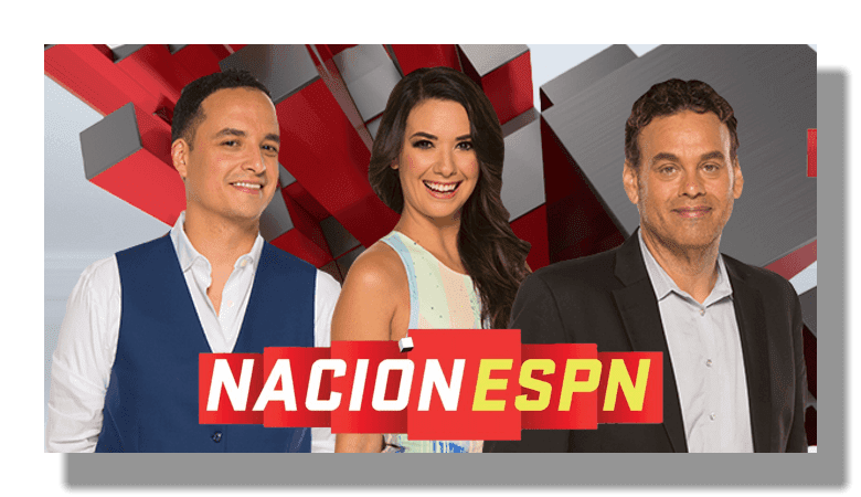 Mauricio Pedroza, Pilar Pérez y David Faitelson posando detrás del logotipo del programa Nación ESPN