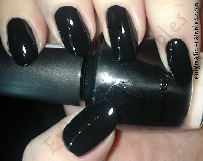 w7-black-quilted-nails-tutorial-how-to-striping-tape