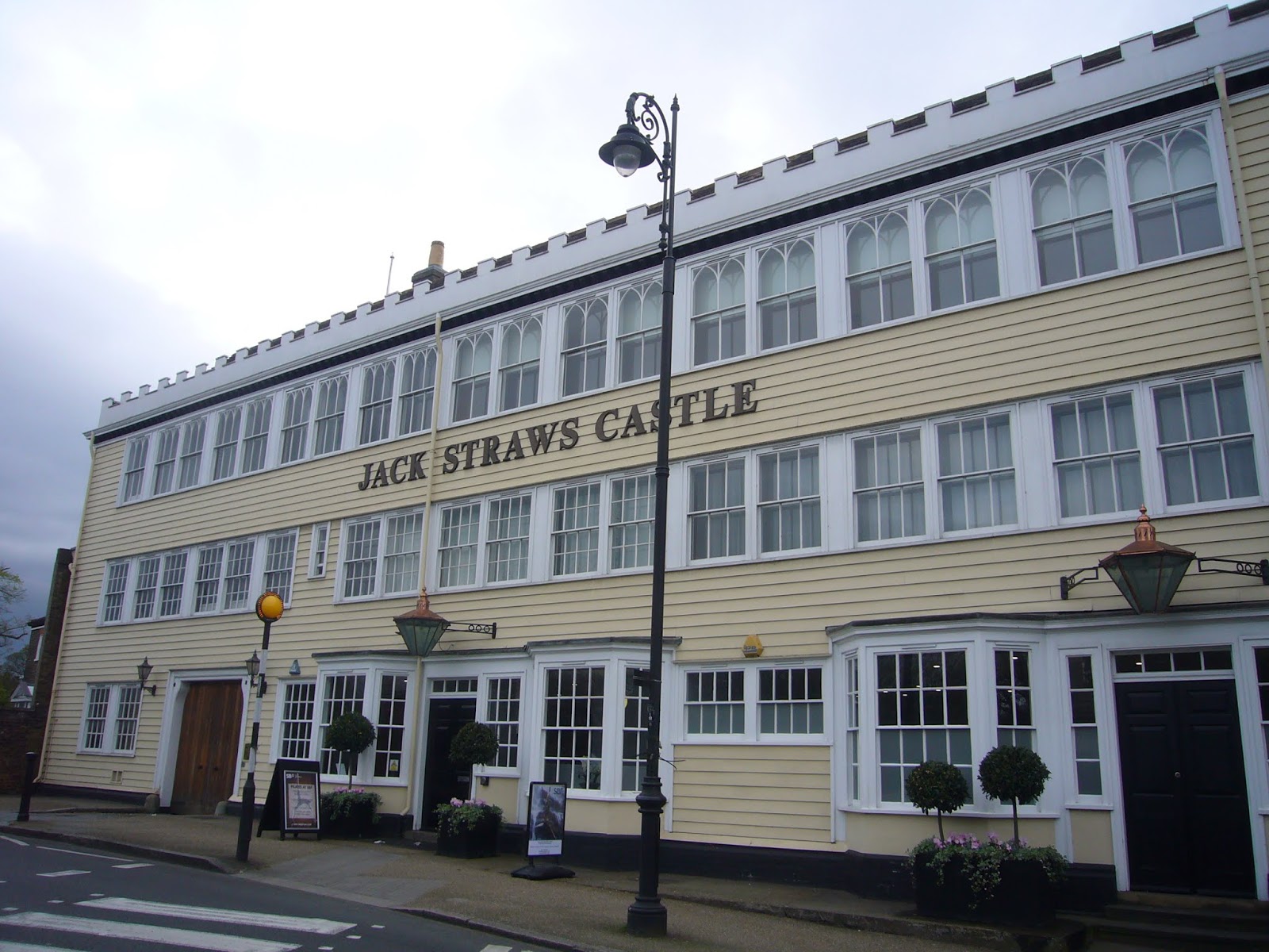 Holmes and Poirot in London ロンドン ジャック・ストローの砦（Jack Straw’s Castle）