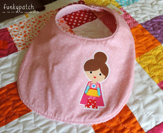 Colcha de patchwork para cuna con Súper Heroínas con babero