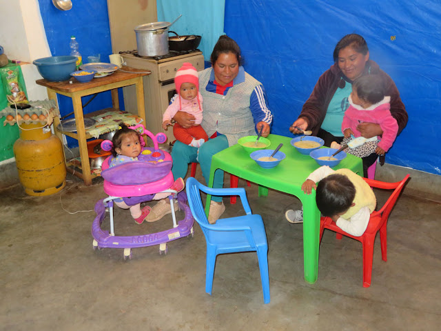 Centro Pan ist ein Projekt des Bürgermeisteramtes in Tupiza für Kleinkinder, Kinderkrippe. An die 12 scheint´s. Die Babys haben eine Köchin sowie eine Erzieherin. Die beiden Räume sind schön, kindgerecht eingerichtet. Ich stifte den Strom für deren Eisschrank.