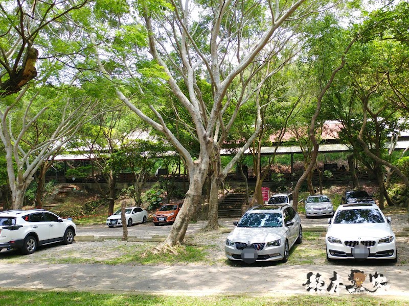 苗栗婚紗IG打卡景點|教堂廣場-飛牛牧場|寬敞露營營地設有盥洗區烤肉區好便利