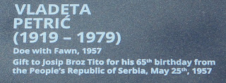 το γλυπτό Ελαφίνα με Ελαφάκι του Vladeta Petrić στο Μαυσωλείο του Τίτο