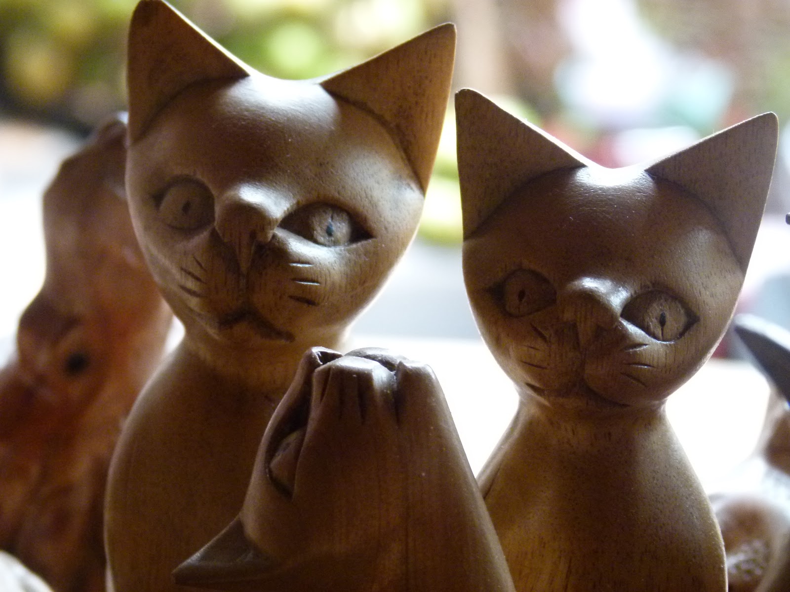 Carved wooden cats free picture for commercial use