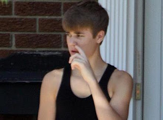 PICTURES of 10 Celebs Caught Picking Their Nose 5 PICTURES of 10 Celebs Caught Picking Their Nose 5