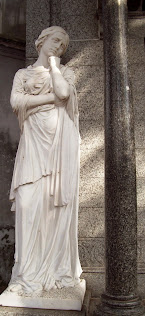 Las mujeres en  el Cementerio de La Recoleta.