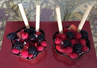 TULIPAS DE CHOCOLATE CON FRUTAS DEL BOSQUE