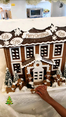  Photos: See the inscriptions on the gingerbread houses Kris Jenner sent her children