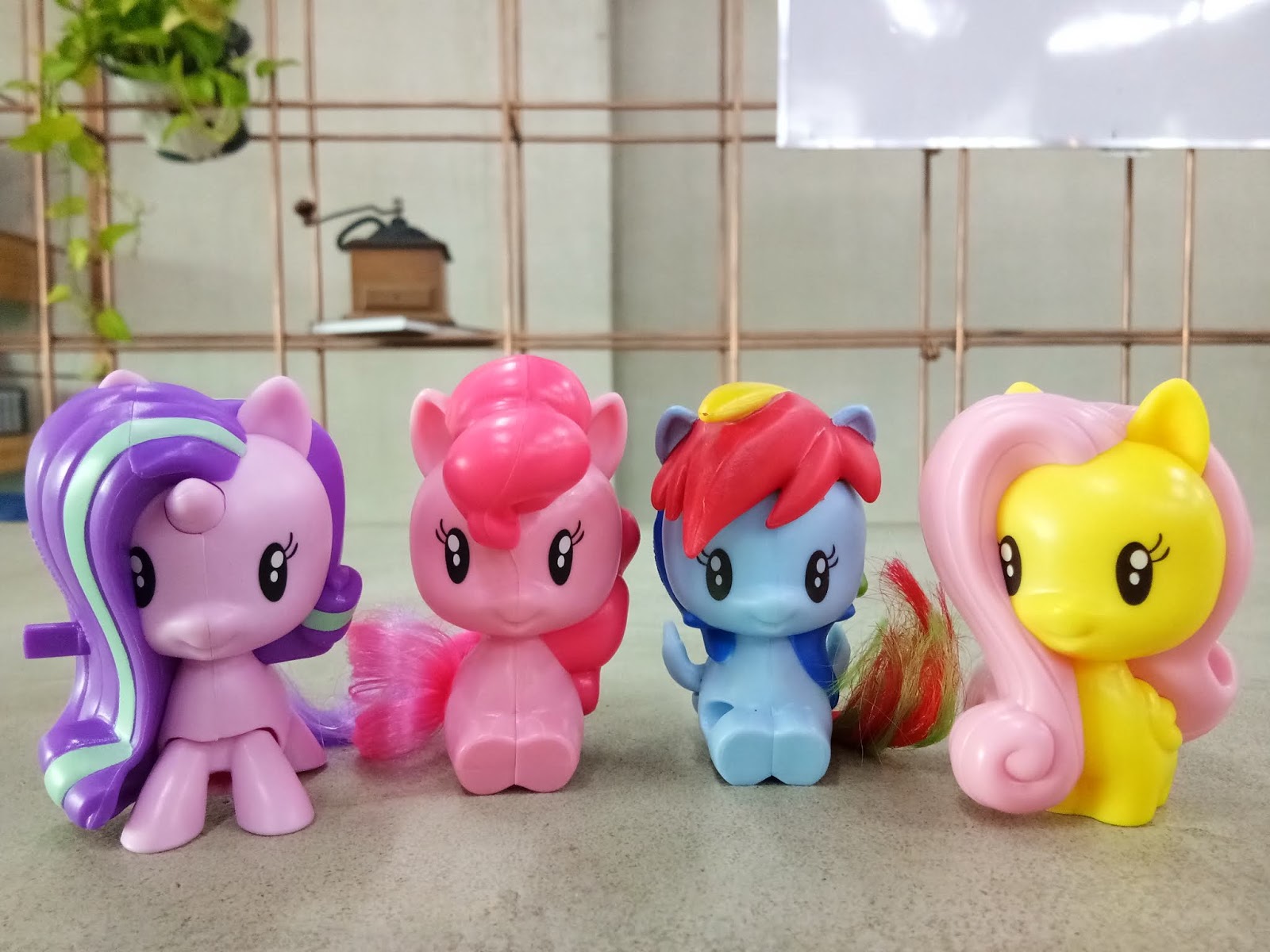 Pony cutie. My little Pony макдональдс. Имена my little Pony cutie Mark Crew. Фигурки cutie Mark Crew my little Pony. My little Pony MCDONALDS 2019.