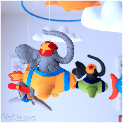 Giostra da culla con elefanti, aerei e sottomarini, realizzata a mano in feltro, Oby's Handmade