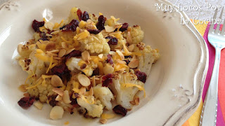 Ensalada de Coliflor Asada, Arándanos Rojos, Almendras y Queso Cheddar con Aderezo de Mostaza, Miel y Limón