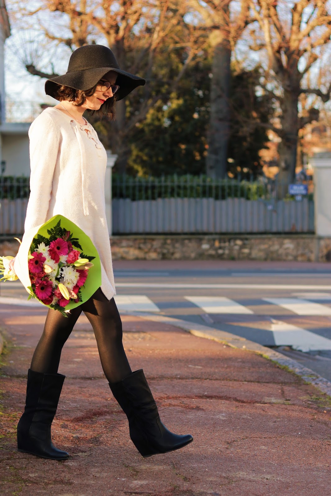 les gommettes de melo look ootd tenue comment porter la robe pull bottes à franges bouquet de fleurs printemps mi saison