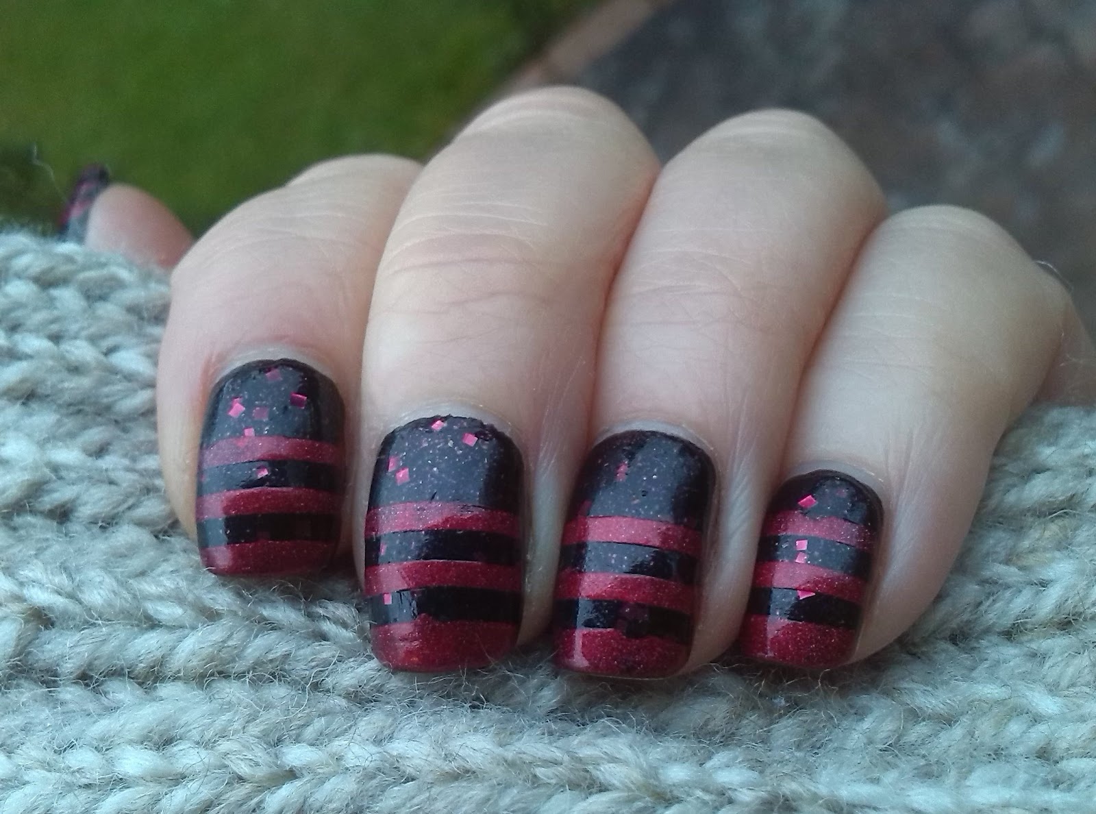 Stripes using smART nail stencils P018