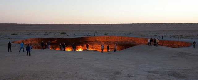 "Porta do Inferno", ou Cratera de Darvaz queimando gases sempre