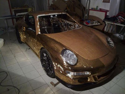 Porsche casero hecho con cartón y cinta.