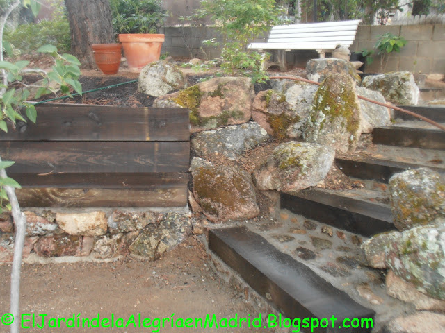 El jardín de la alegría : Tutorial para realizar escalones de madera y piedra en el jardín.