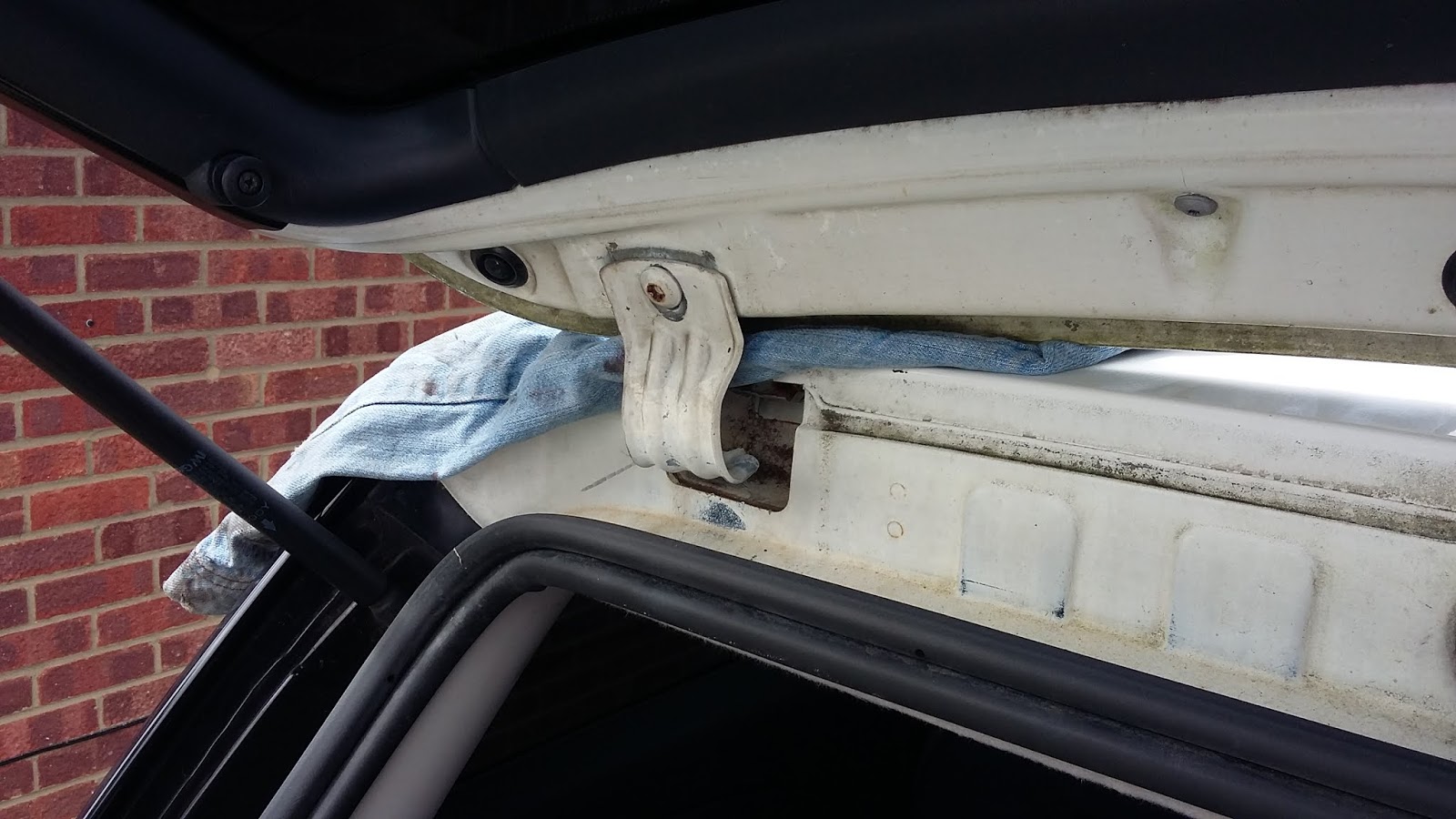 MINI tailgate hinge replacement