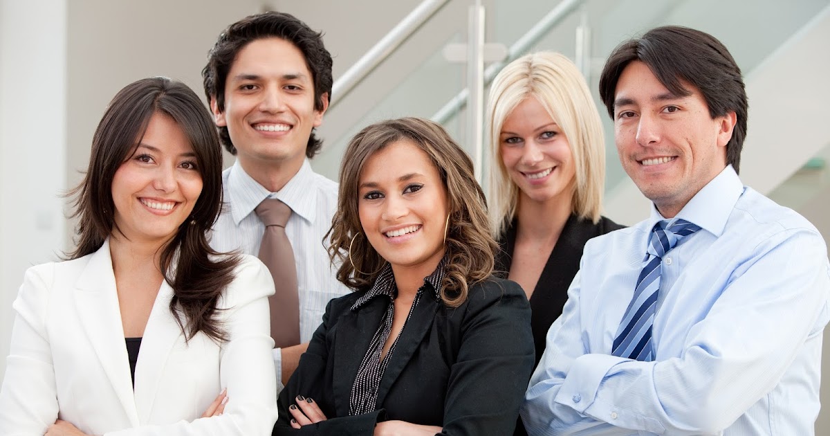 Парень и девушка. Много друзей. Удачное деловое фото. Фото людей групповые в деловом стиле. Люди друг напротив друга.