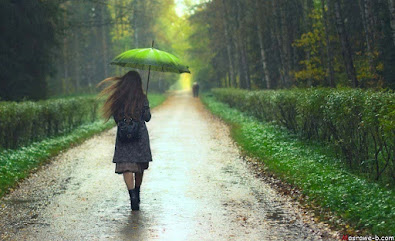 صور مطر , خلفيات أمطار وشتاء جميلة تعبر عن البرد Walking-in-Rain