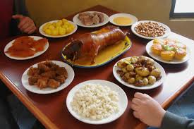 Gastronomía: pan de Saraguro, sopa de chuchuga, sopa de Quinua, caldo de gallina criolla, cuy asado con papas y ají de pepa d
