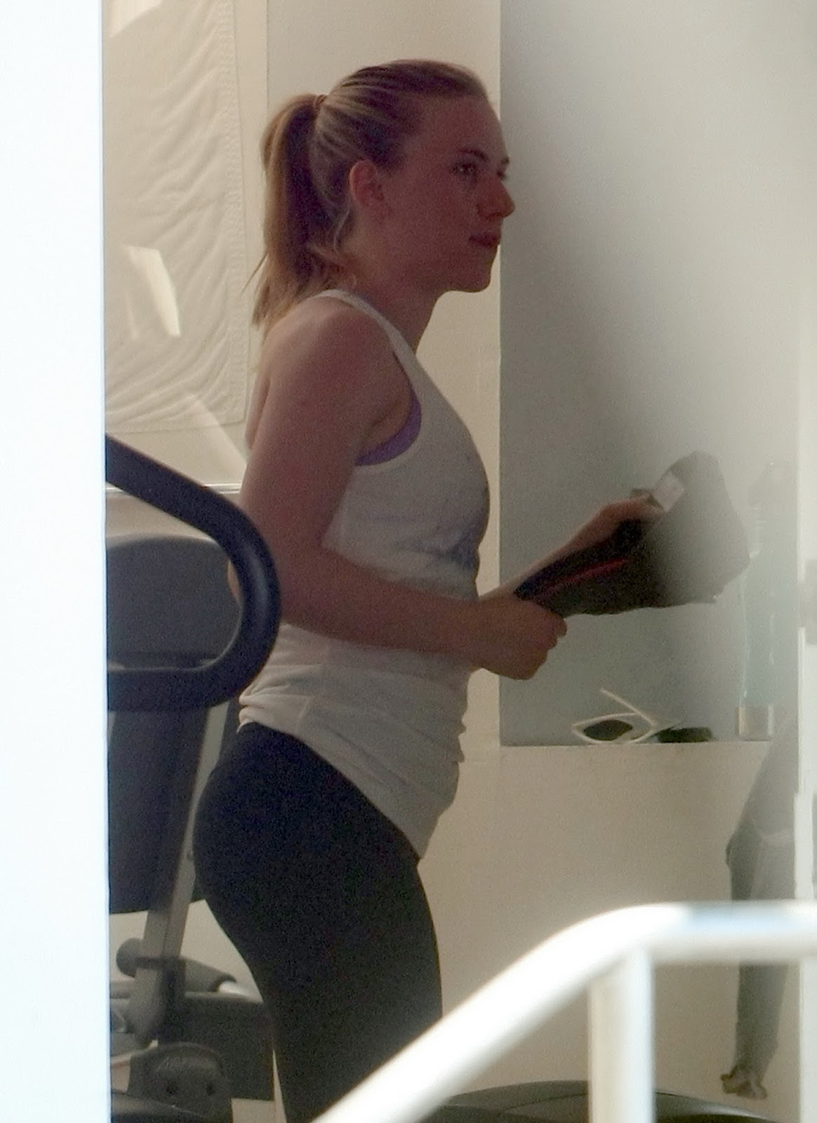 http://2.bp.blogspot.com/-qhu3LrEHwaE/TrKA6ITYzZI/AAAAAAAACxg/4xgk_Slng1A/s1600/scarlett+johansson+jogging.jpg