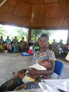 Bambino appena nato in Togo che ha bisogno di vaccini