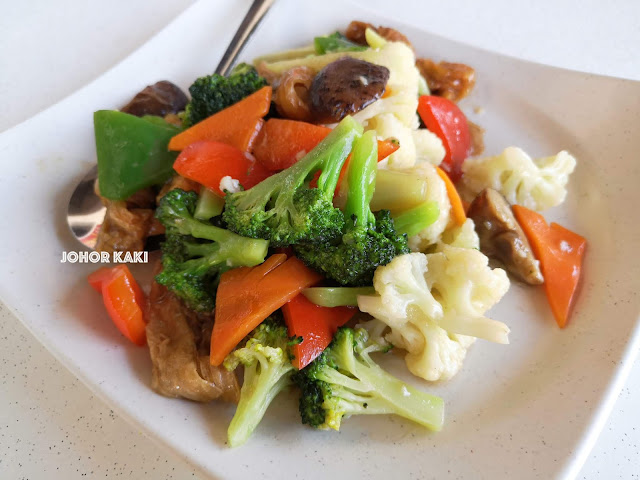 Super Lobster a Worthy Alternative to Jade Garden in Sg Rengit 龍皇海鮮樓 Luo Han Chai Stir Fried Vegetables