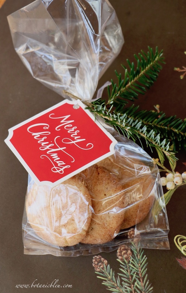 creative-christmas-gift-wrap-cookie-greenery-tag