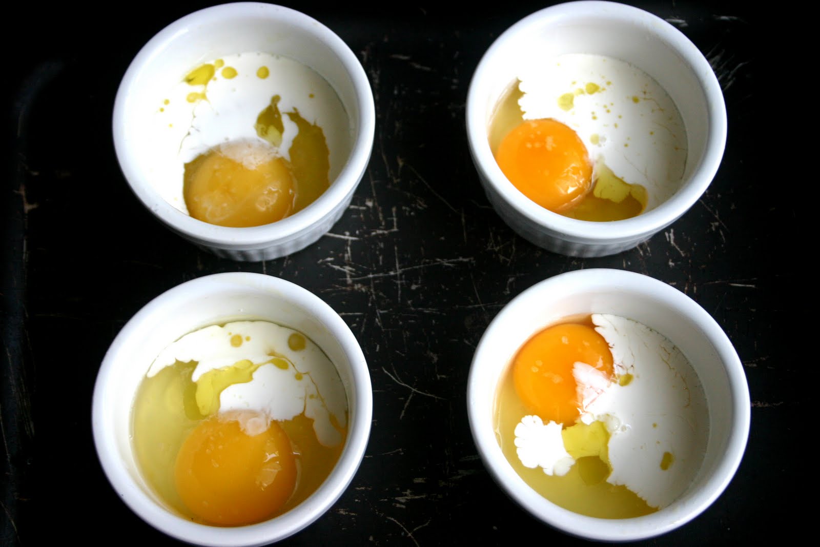 Можно ли вареное яйцо кормящей. Яйцо кокот. Яйцо кокот блюда из яиц. Кокотка для приготовления яиц. Приготовление яиц Эстетика.