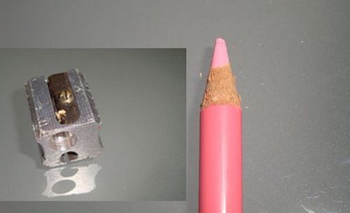 Taille d'un crayon avec un taille-crayon d'écolier
