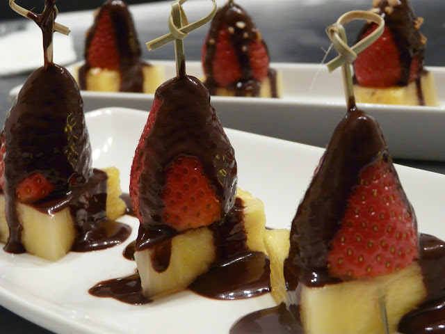 Mmmmm... Me gusta comer: FRESAS Y PIÑA CON CHOCOLATE