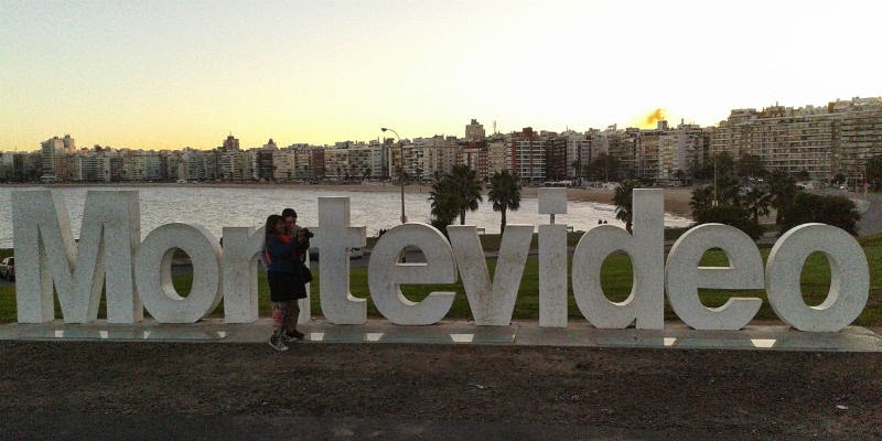 Letreiro com nome de Montevideo