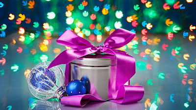 Fondo navideño con esferas y luces de colores