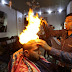 Tukang Cukur Unik, Pangkas Rambut Pakai Api