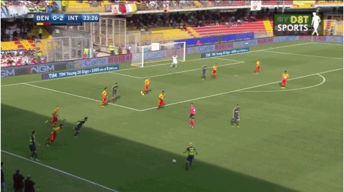 브로조비치가 주앙 마리우를 밀어내고 주전을 차지한 경기.GIF