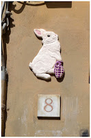 Eklektyczna sztuka ulicy w Viareggio - ceramiczne tabliczki