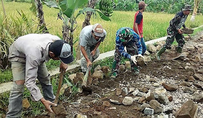 Satgas TMMD dan Warga Jaga Kekompakan Di Pembangunan Jalan Satgas TMMD dan Warga Jaga Kekompakan Di Pembangunan Jalan